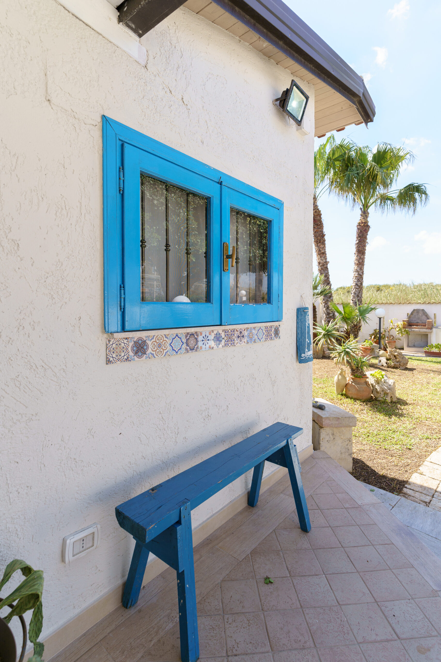 Esterni colorati e area relax di BlueWindowHome