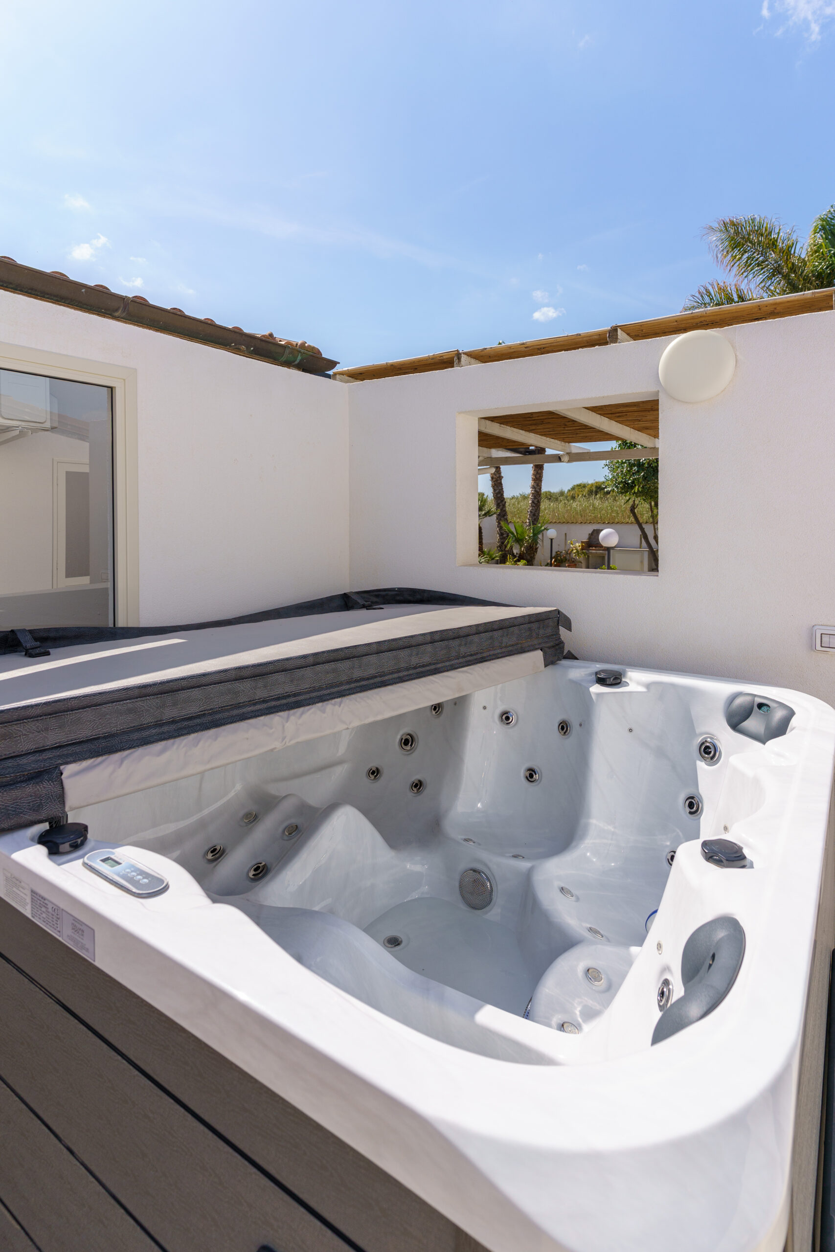 Area relax con idromassaggio esterno di BlueWindowHome